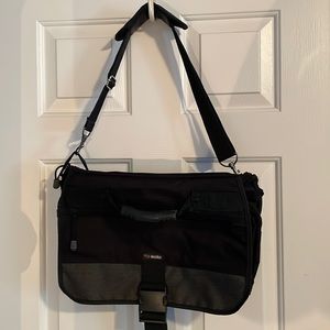 Solo Bag - Laptop School Office - Black Messenger